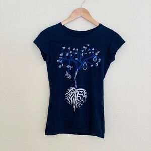 Raíz de Corazón Navy Blue Graphic T-Shirt SZ XS